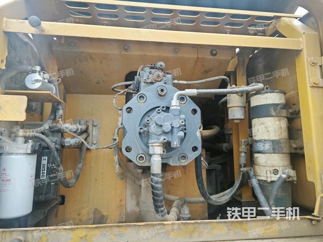 液压泵舱室正面整体（整机外观）