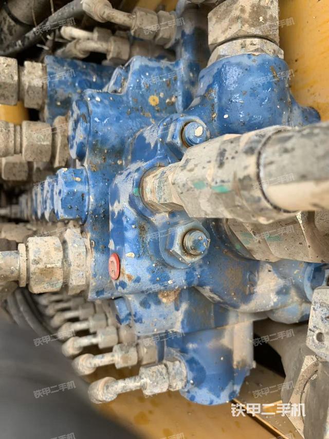 回转马达和主控阀（整机外观）