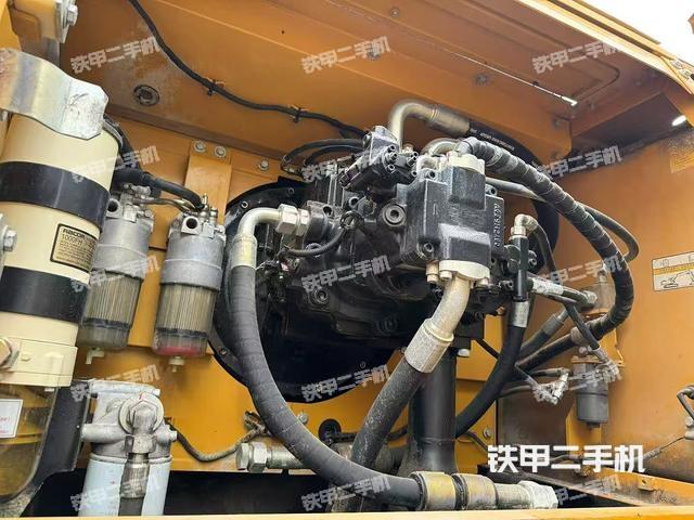 液壓泵艙室正面整體（整機外觀）