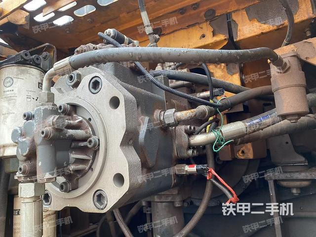 液压泵舱室正面整体（整机外观）