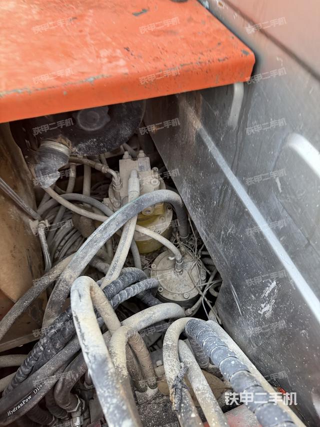 回转马达和主控阀（整机外观）