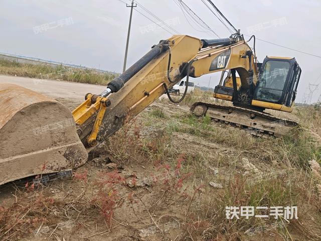 大臂油缸整体 竖拍（工作和回转装置）