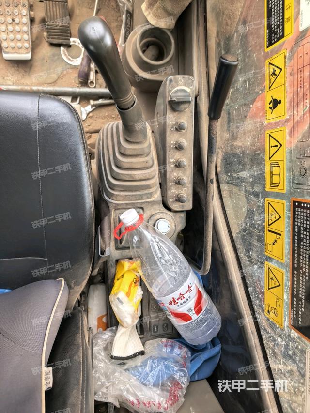 座椅右侧控制台/钥匙门/油门/含右手柄（驾驶室部分）