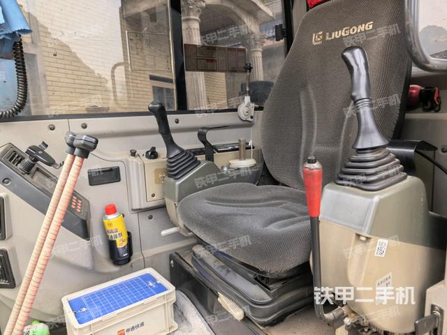 座椅左侧控制台/音响/含左手柄（驾驶室部分）