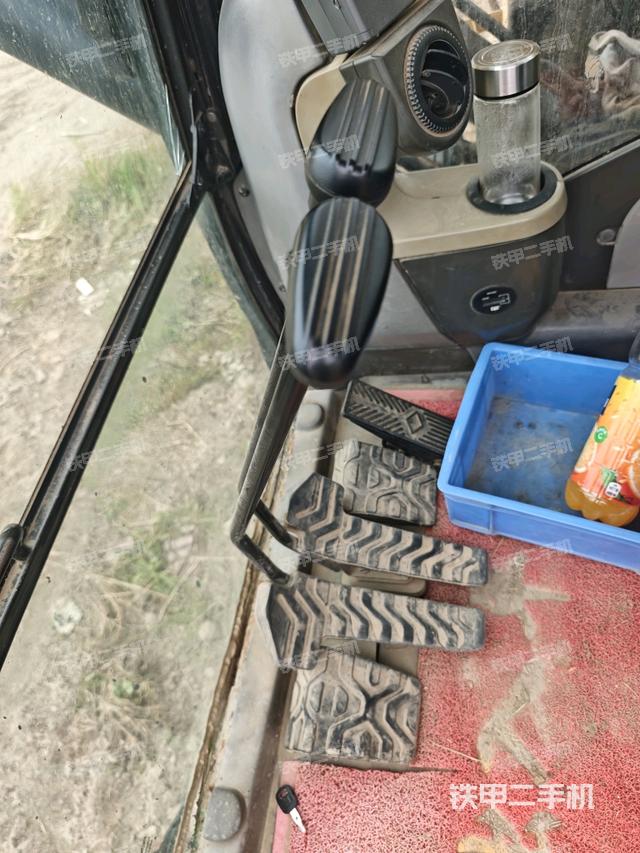 座椅右侧控制台/钥匙门/油门/含右手柄（驾驶室部分）