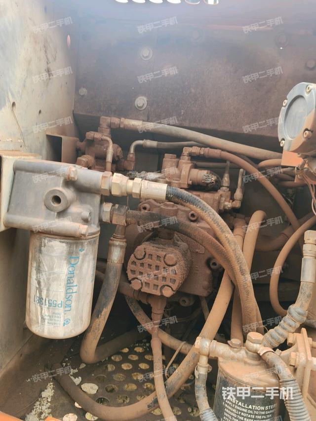 液壓泵艙室正面整體（整機外觀）