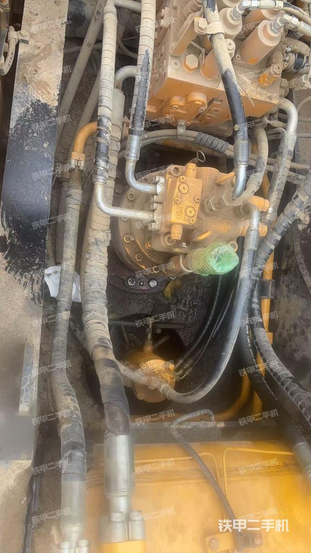 回转马达和主控阀（整机外观）