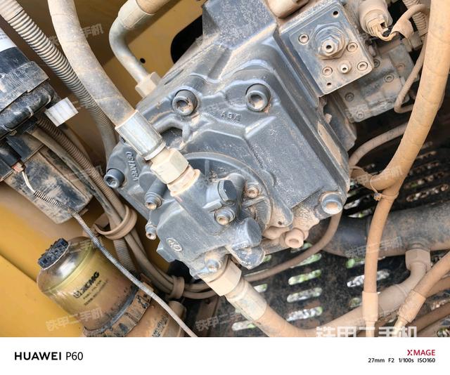 液压泵舱室正面整体（整机外观）