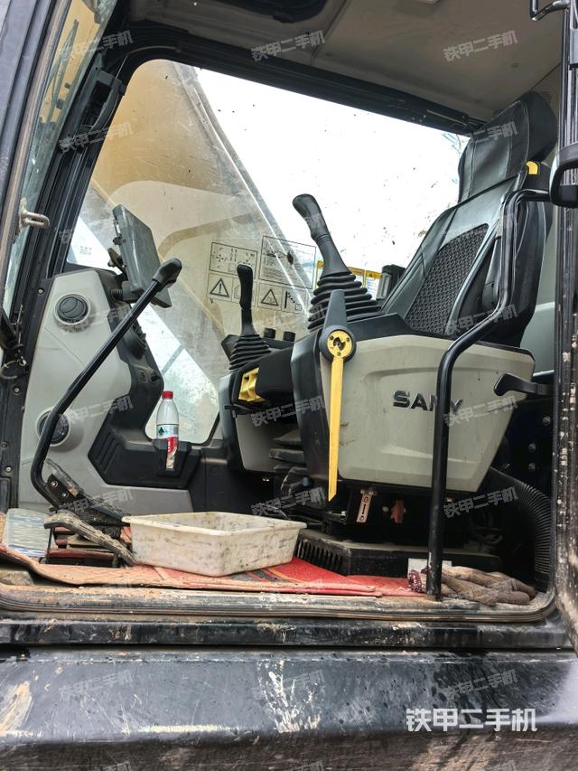 行走控制手柄和踏板 俯拍（驾驶室部分）