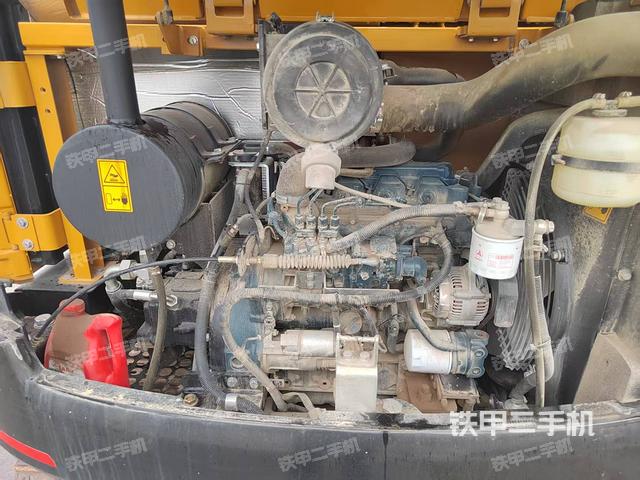 液压泵舱室正面整体（整机外观）