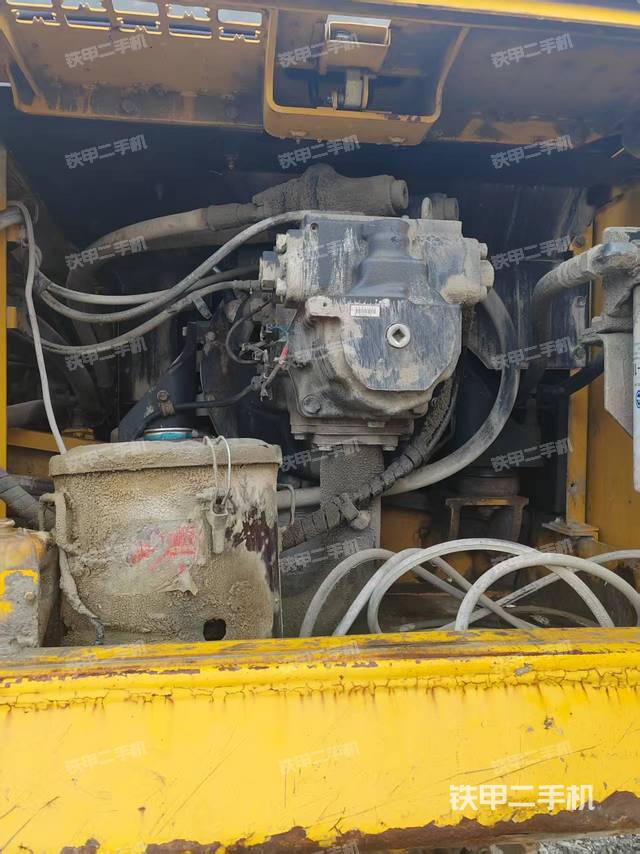 液压泵舱室正面整体（整机外观）