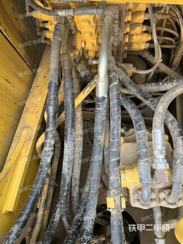 回转马达和主控阀（整机外观）