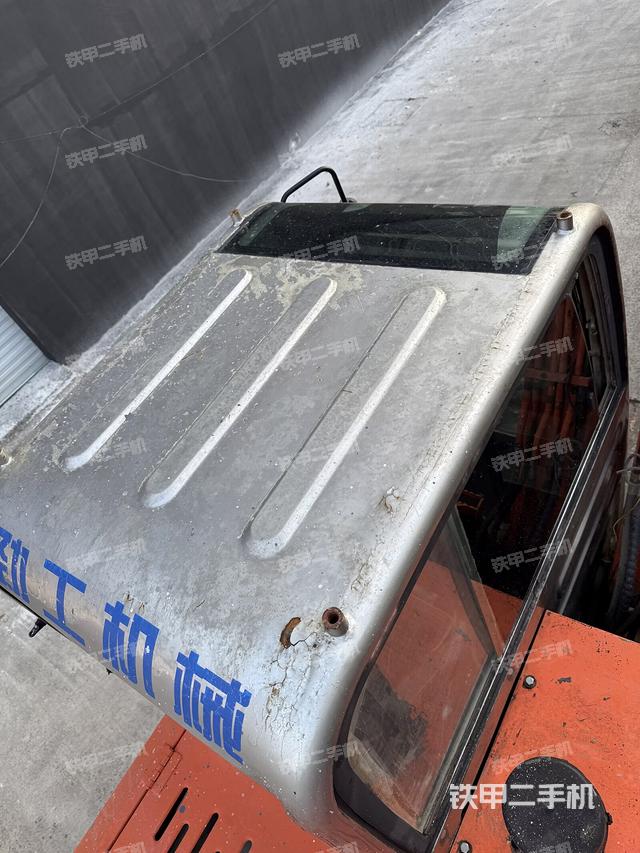 驾驶室顶部（整机外观）