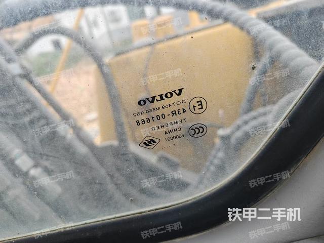 行走控制手柄和踏板?俯拍（駕駛室部分）