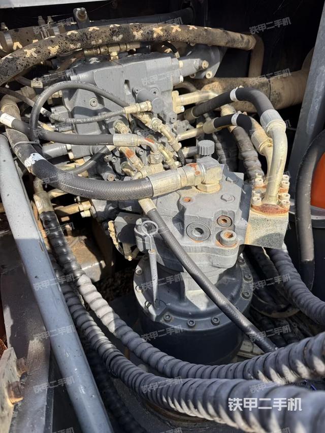 回转马达和主控阀（整机外观）