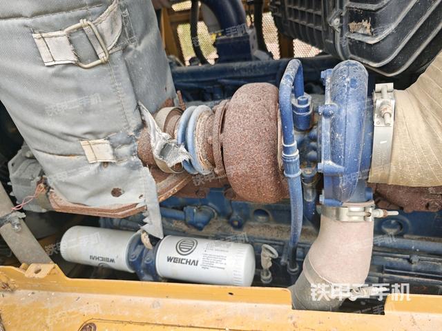 發(fā)動機左側(cè)全景（推土機發(fā)動機艙）