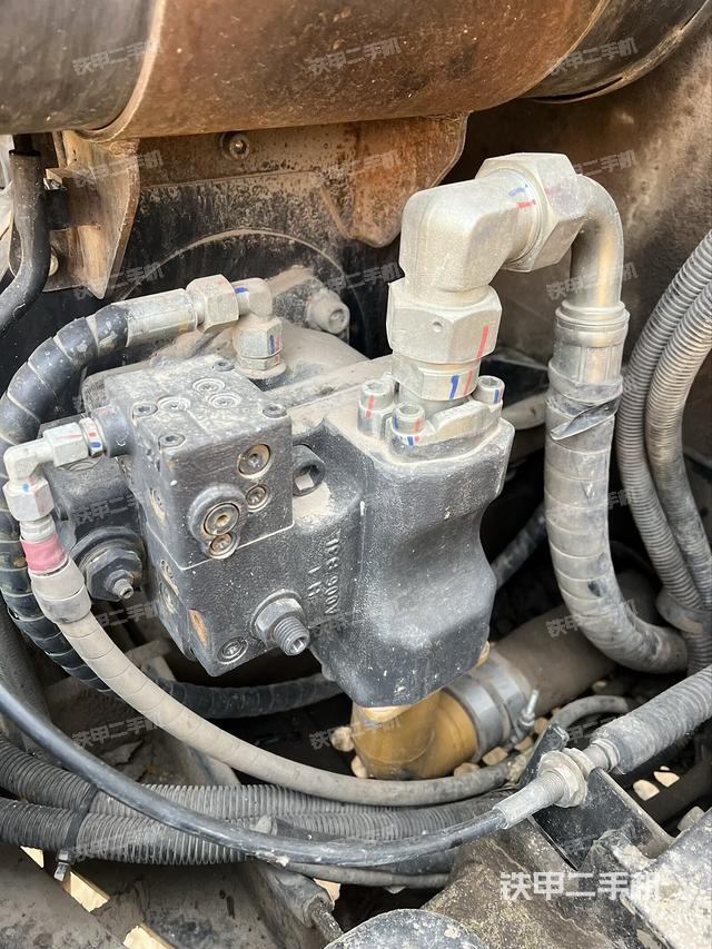 液压泵舱室正面整体（整机外观）