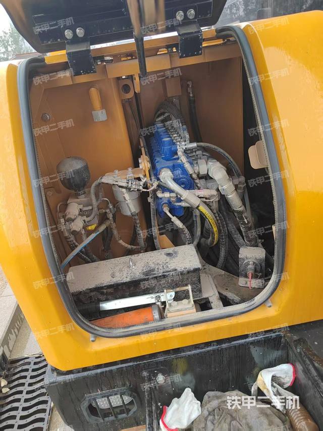 回转马达和主控阀（整机外观）