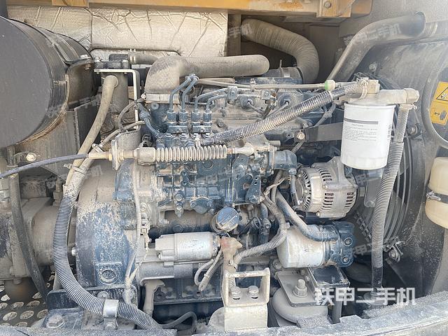 液压泵舱室正面整体（整机外观）