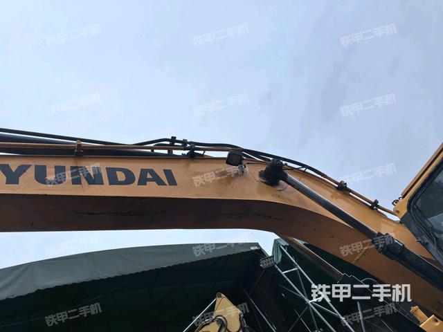 大臂油缸整体 竖拍（工作和回转装置）