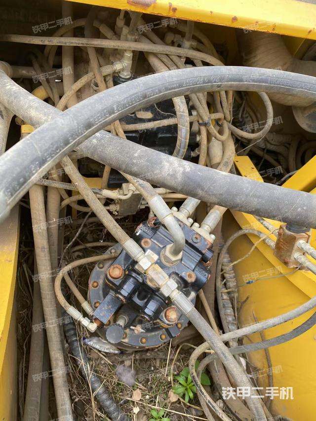 回转马达和主控阀（整机外观）