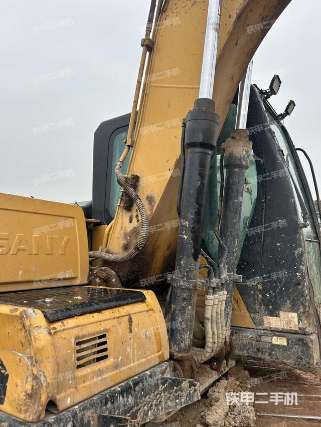 大臂油缸整体 竖拍（工作和回转装置）