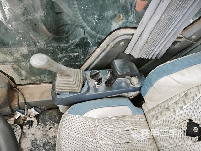 座椅右側(cè)控制臺(tái)/鑰匙門(mén)/油門(mén)/含右手柄（駕駛室部分）