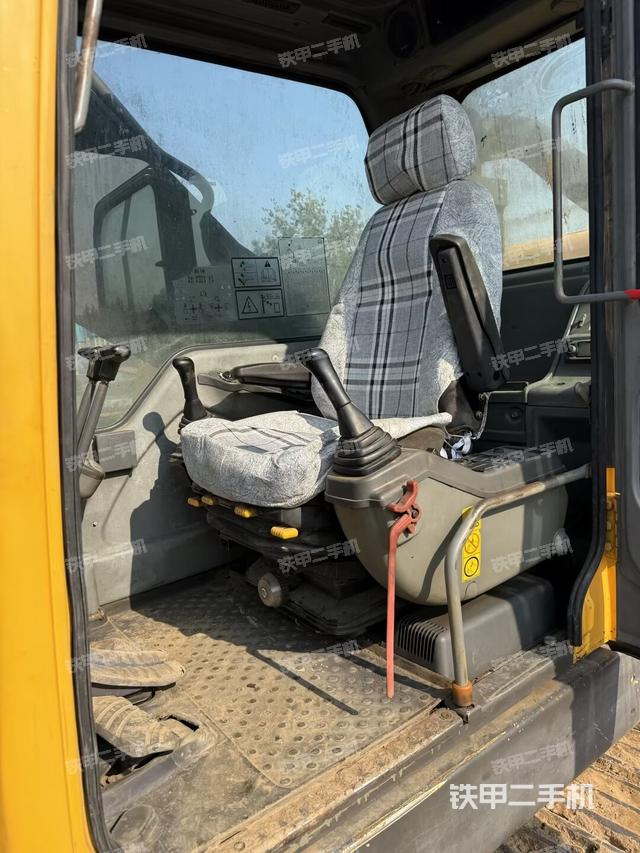 駕駛室整體（整機外觀）