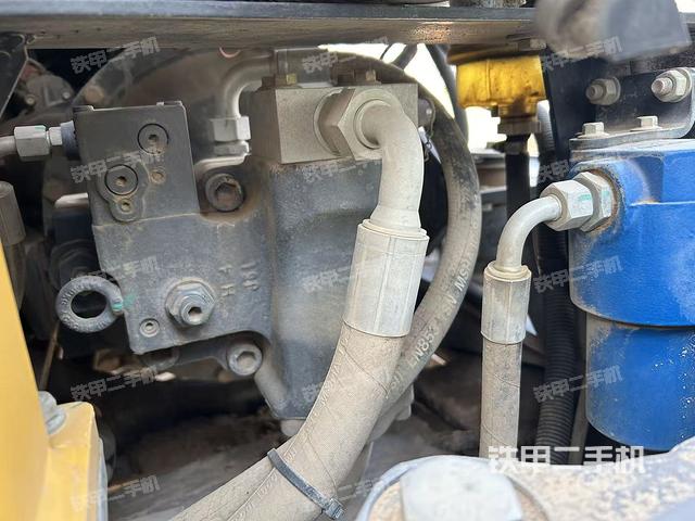 液压泵舱室正面整体（整机外观）