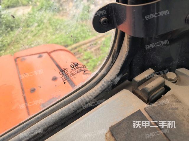 行走控制手柄和踏板 俯拍（驾驶室部分）