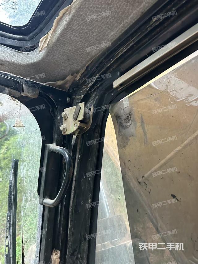 行走控制手柄和踏板?俯拍（駕駛室部分）