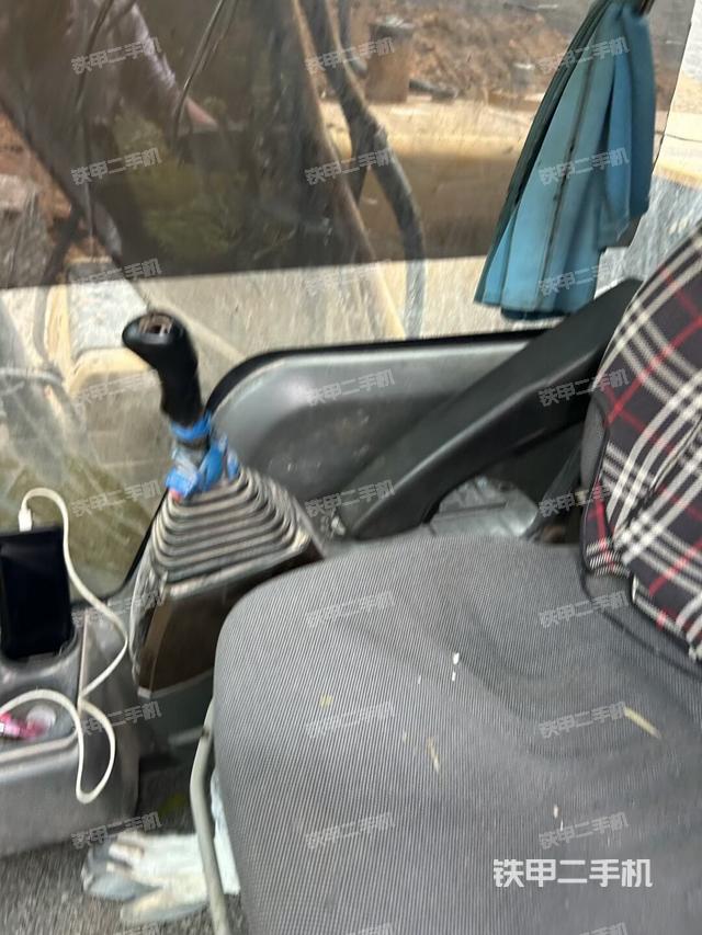 座椅右側(cè)控制臺(tái)/鑰匙門/油門/含右手柄（駕駛室部分）