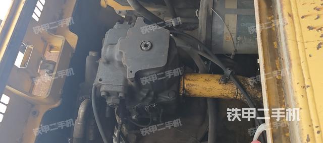 液压泵舱室正面整体（整机外观）