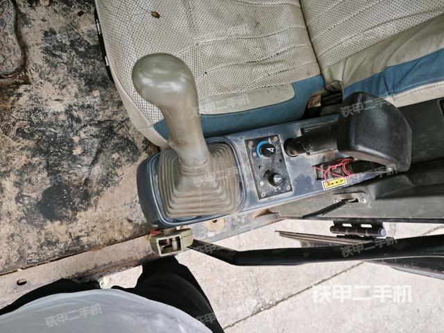 座椅左側(cè)控制臺(tái)/音響/含左手柄（駕駛室部分）