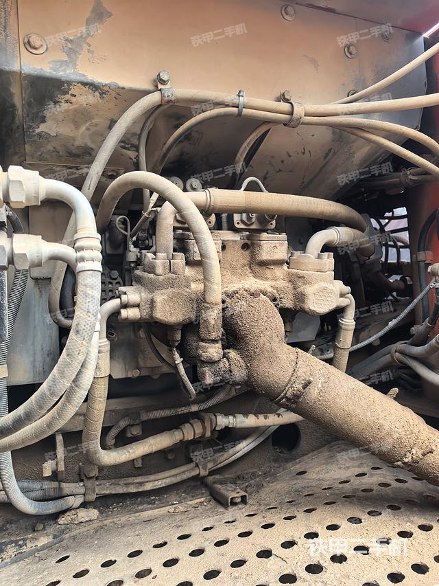 液压泵舱室正面整体（整机外观）