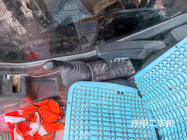 座椅右側(cè)控制臺(tái)/鑰匙門(mén)/油門(mén)/含右手柄（駕駛室部分）