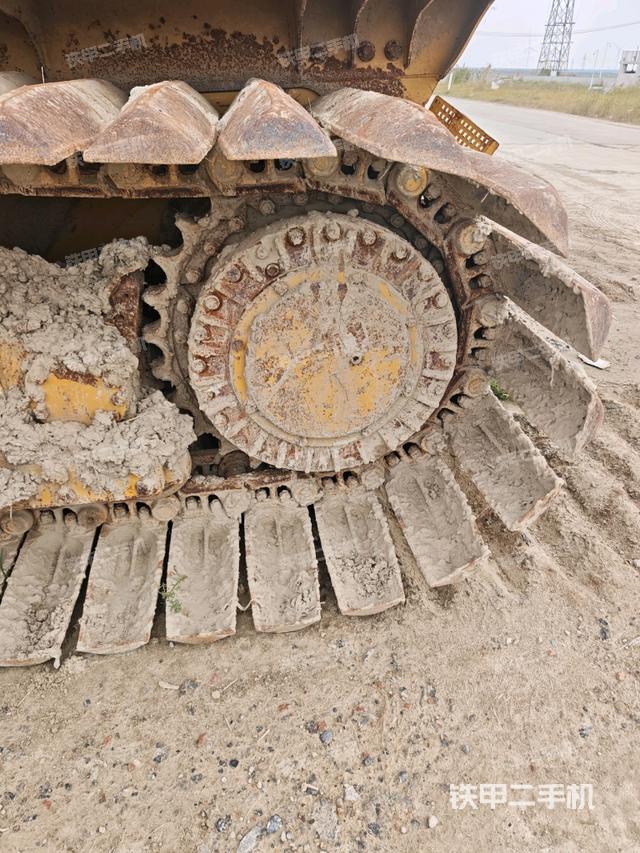 右側(cè)履帶全景（推土機底盤及工作裝置）