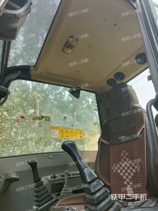 驾驶室顶部（整机外观）