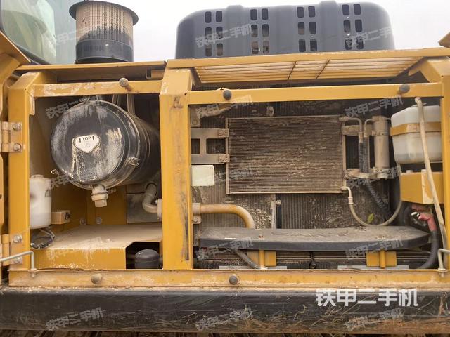 液压泵舱室正面整体（整机外观）