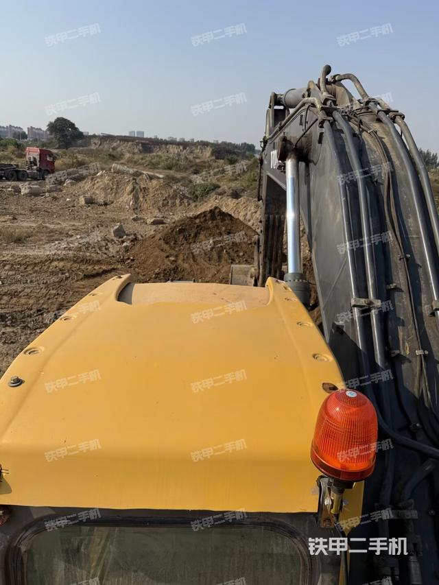 駕駛室頂部（整機外觀）