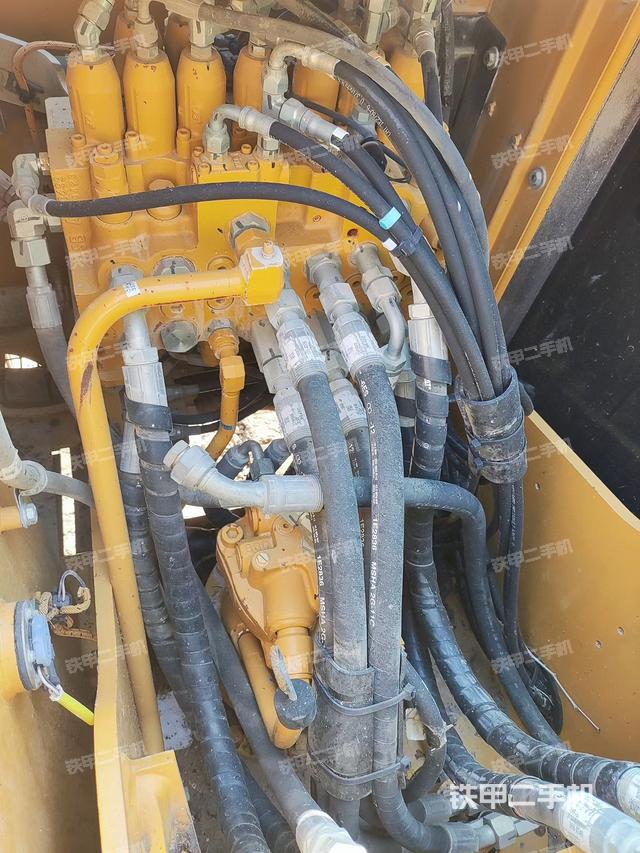 回轉(zhuǎn)馬達(dá)和主控閥（整機(jī)外觀）