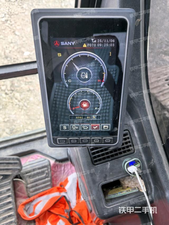 行走控制手柄和踏板?俯拍（駕駛室部分）