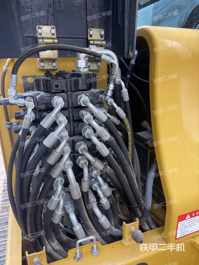 回转马达和主控阀（整机外观）