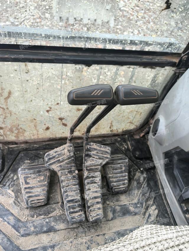 行走控制手柄和踏板 俯拍（驾驶室部分）