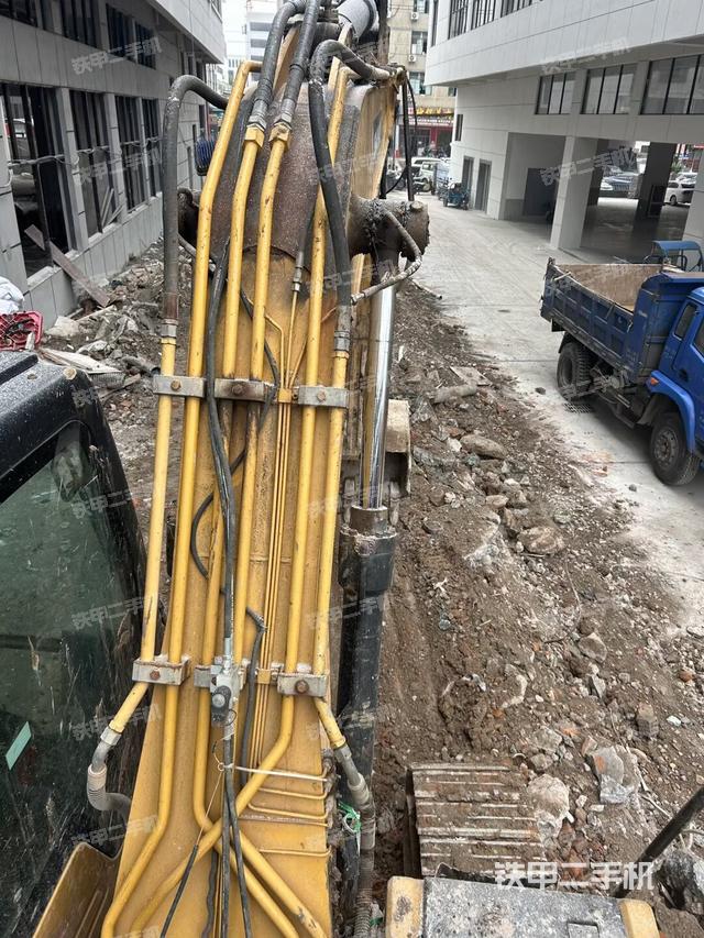 大臂油缸整体 竖拍（工作和回转装置）