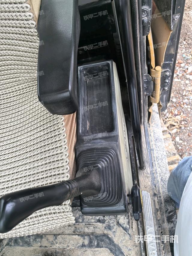 座椅左侧控制台/音响/含左手柄（驾驶室部分）