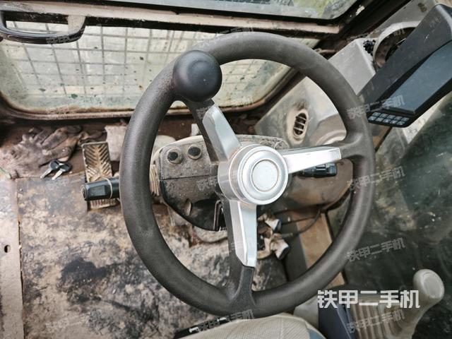 行走控制手柄和踏板?俯拍（駕駛室部分）