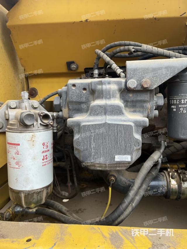 液压泵舱室正面整体（整机外观）