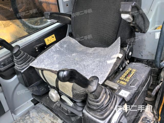 后窗玻璃角标（驾驶室部分）