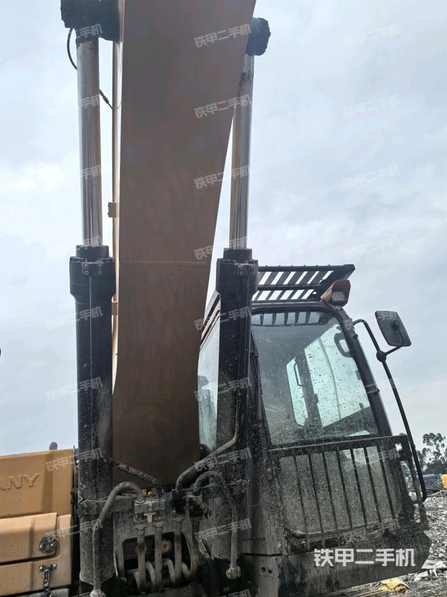 大臂油缸整体 竖拍（工作和回转装置）